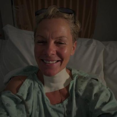 Pink começa o ano com cirurgia e selfie no hospital: deixando para trás a dor