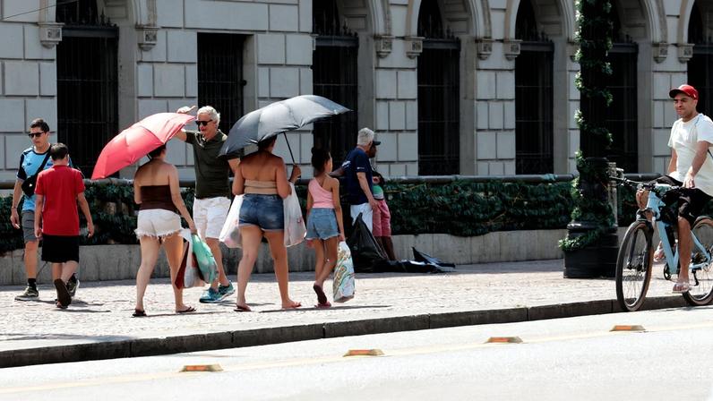 São Paulo (SP), 27/12/2025 - Pessoas na rua durante forte onda de calor. Operação Altas Temperaturas em São Paulo, devido ao forte calor na cidade.