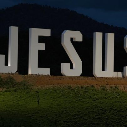 Letreiro de 15 metros com Jesus é nova atração no Rio
