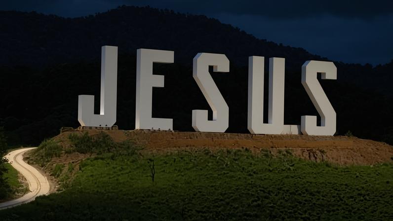 Letreiro Jesus de 15 metros no Monte Sinai, em Xerém, Duque de Caxias (RJ).