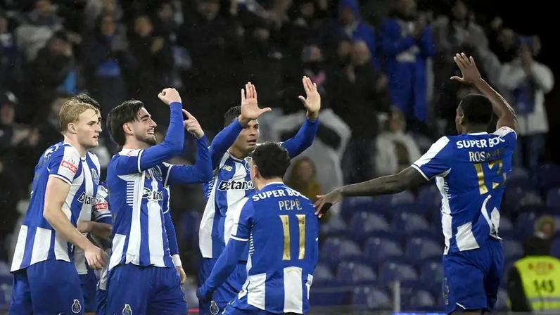 Martim Fernandes, do Porto, celebra o segundo gol da equipe contra o Gil Vicente, no Estádio do Dragão (Foto: Miguel Riopa/AFP)