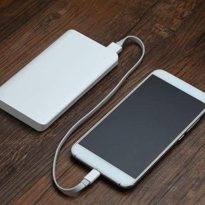 Powerbank explode em voo; autoridades alertam sobre regras e riscos