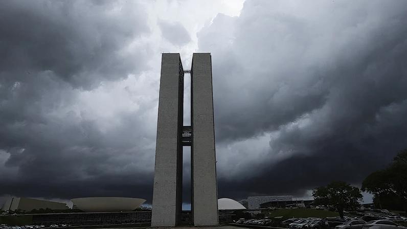 Prédio do Congresso sob nuvens carregadas
