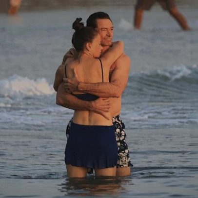 Hugh Jackman e Sutton Foster são vistos trocando afeto em Costa Rica