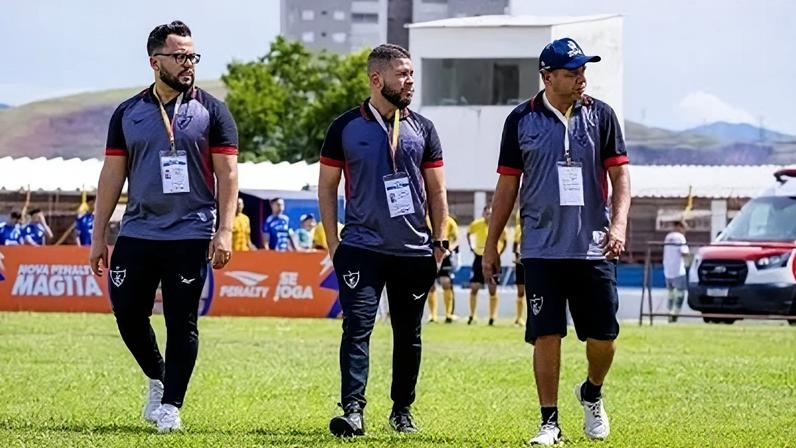 Hecton Alves, preparador físico, Ronan Teyzer, técnico, e Renye Farias, analista de performance, do Águia de Marabá; ônibus da equipe sofreu acidente na volta da Copinha