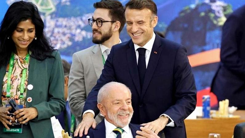 Presidente da França Emmanuel Macron cumprimenta Lula antes de abertura da Cúpula do G20, no Rio