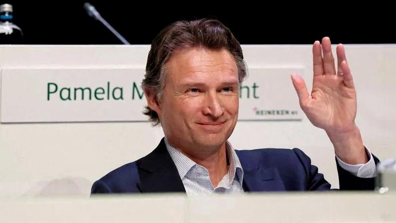 Dolf van den Brink concordou em permanecer disponível como consultor da Heineken por oito meses a partir de junho