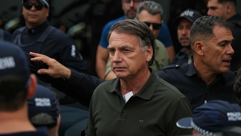 Ex-presidente Jair Bolsonaro solicita exames médicos após queda em cela.