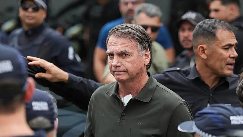 Ex-presidente Jair Bolsonaro solicita exames médicos após queda em cela.