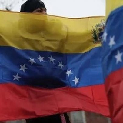Tiros e disparos antiaéreos são relatados em Caracas, EUA negam ligação