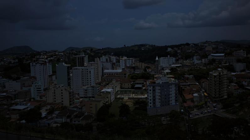 Vista aérea de uma pequena cidade mineira ao entardecer
