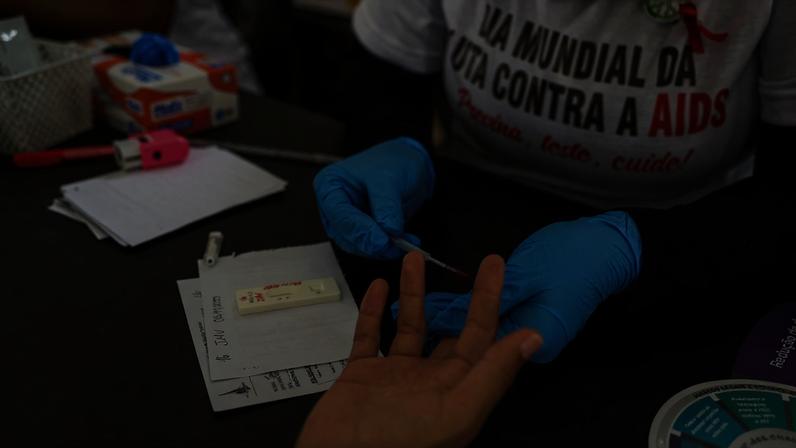 Brasília (DF) 12/12/2025 - Mobilização em Brasília no Dia Mundial de Combate à Aids oferece testagem rápida para HIV, distribuição de autotestes, orientações sobre ISTs e saúde sexual Foto: Fabio Rodrigues-Pozzebom/ Agência Brasil