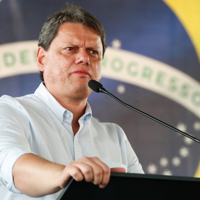 Tarcísio visita Bolsonaro na Papuda, reforça apoio a Flávio e diz que Caiado “soma” na direita