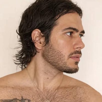 Filho de Murilo Benício e Alessandra Negrini posa sem camisa e revela tatuagem