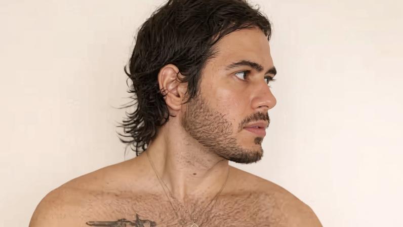 Discreto, filho de Murilo Benício com Alessandra Negrini posa sem camisa; calça baixa revela tatuagem 'secreta' — Foto: Reprodução/Instagram