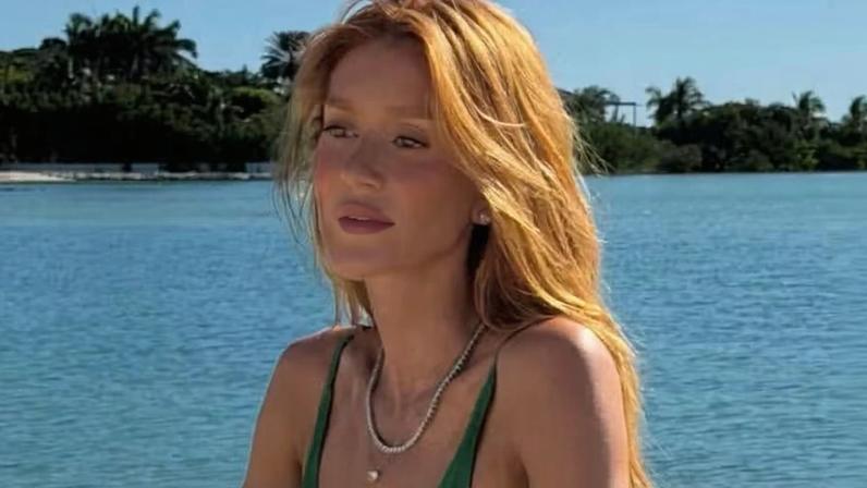 De volta ao jetski, Marina Ruy Barbosa reaparece com maiô cavadíssimo que deixa lateral dos seios em destaque — Foto: Reprodução/Instagram