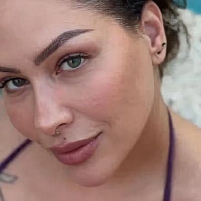 Pitty posa de biquíni na piscina e fãs comentam com elogios