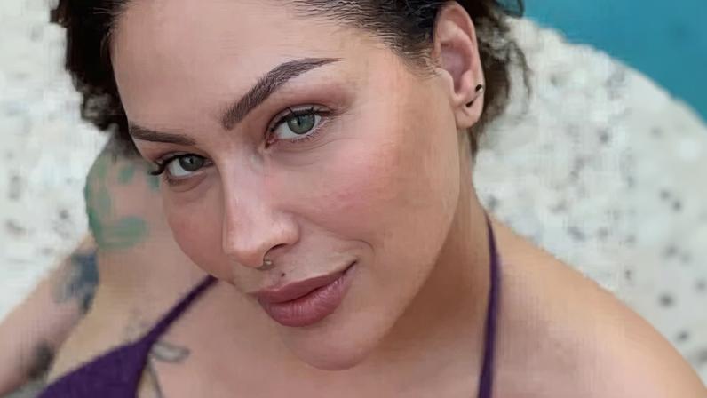 De biquíni, Pitty posa na piscina em diferentes ângulos e impressiona seguidores — Foto: Reprodução/Instagram