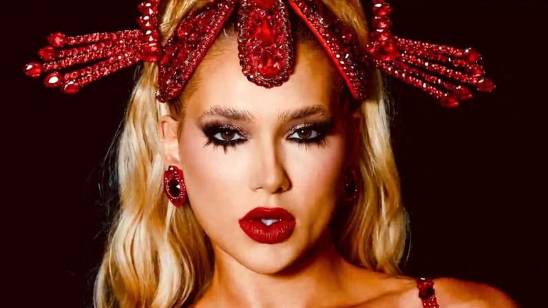 Virginia dá close no bumbum em álbum de fotos do último ensaio de rua da Grande Rio