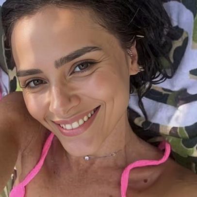 Carolina Dieckmann aparece de biquíni em várias poses e vira assunto na web