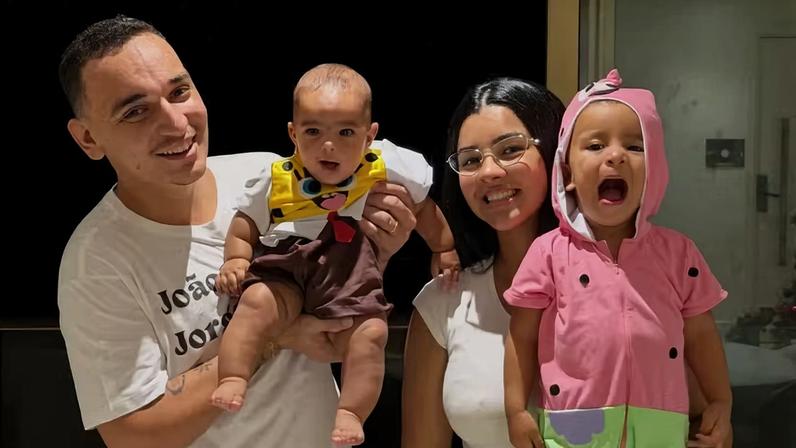 João Gomes e Ary Mirelle celebram 4 meses de Joaquim com tema Bob Esponja e filhos fantasiados — Foto: Reprodução/ Instagram