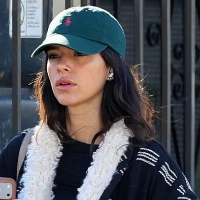 Bruna Marquezine percorre ruas de Los Angeles após aula de yoga