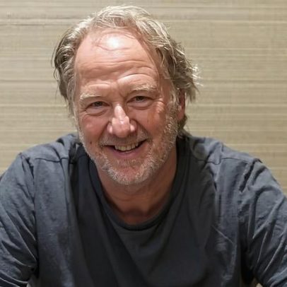 Timothy Busfield, ator de The West Wing, se entrega à polícia e nega abuso sexual infantil