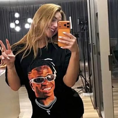 Virginia Fonseca usa camiseta com rosto de Vini Jr para ver o gato jogar