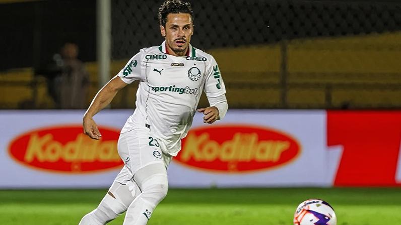 Raphael Veiga em partida contra o Novorizontino