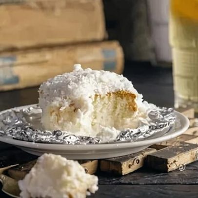 Hospedaria divulga bolo de coco gelado com receita simples
