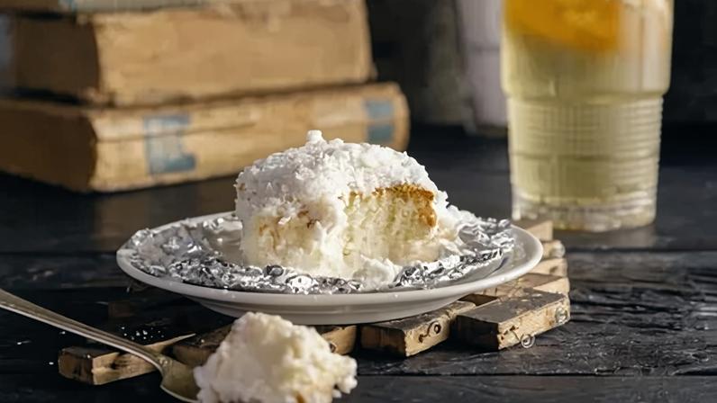 Hospedaria divulga bolo de coco gelado com receita simples