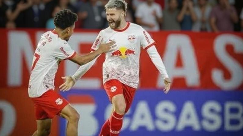 Eduardo Sasha comemora com Marcelinho um dos gols da goleada do Red Bull Bragantino sobre o Botafogo-SP
