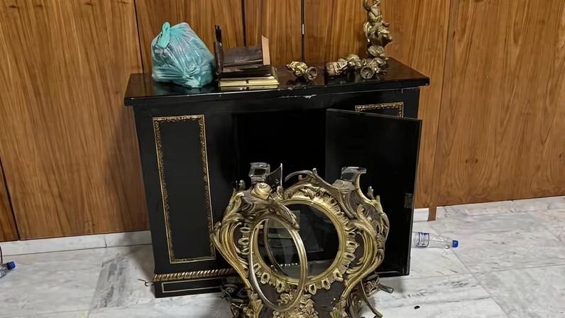 Relógio de pêndulo do Século XVII, presente da Corte Francesa para Dom João VI. — Foto: Reprodução