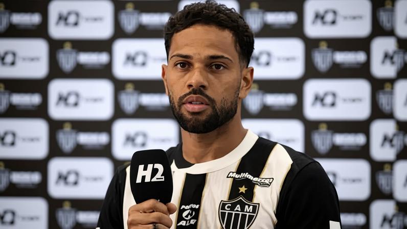 Renan Lodi durante apresentação oficial no Atlético-MG