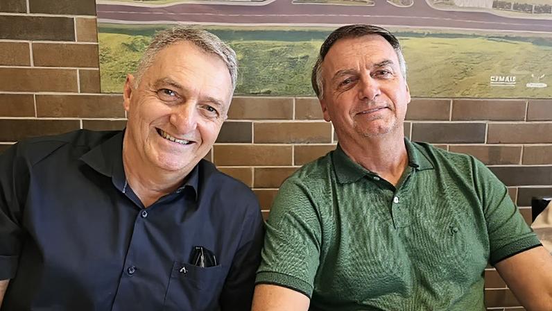 Renato Bolsonaro (esq.) e Jair Bolsonaro (dir.), em imagem de postada nas redes sociais