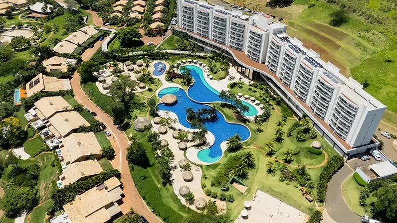 Tayayá Aqua Resort fica às margens da represa de Chavantes, região do Norte Pioneiro do Paraná. (Foto: Divulgação/Tayayá Aqua Resort)