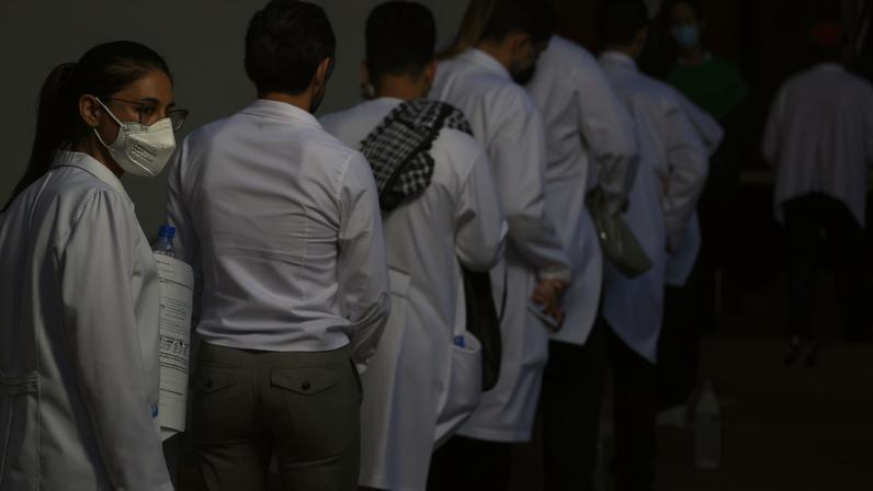 Médicos chegam ao local de prova para a segunda etapa do Exame Nacional de Revalidação de Diplomas Médicos Expedidos por Instituição de Educação Superior Estrangeira (Revalida) 2020, em Brasília.