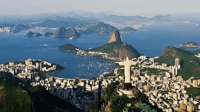 Imagem aérea da paisagem do Rio de Janeiro, com destaque para o Cristo Redentor