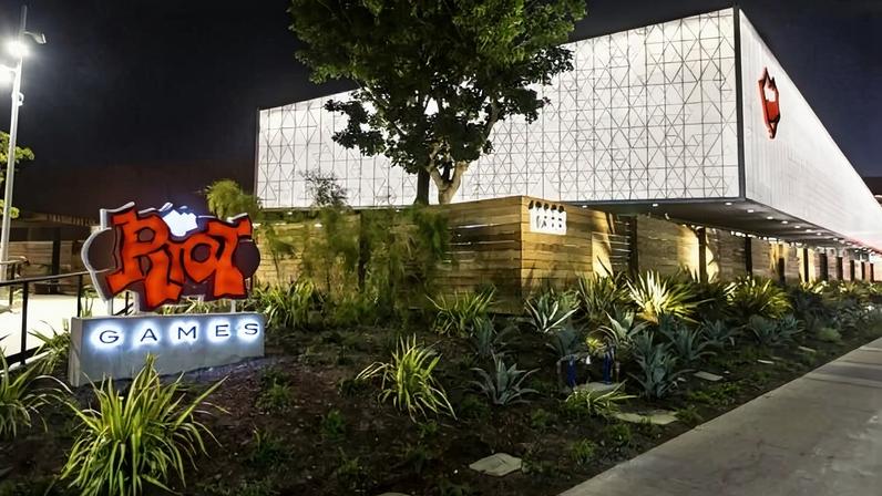 LoL: Riot renova licença dos servidores até 2125 após problemas de login