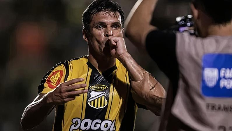 Robson comemora o terceiro gol que marcou na goleada do Novorizontino sobre o Palmeiras