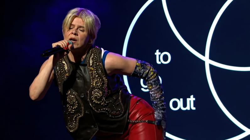 Robyn estreia novo single Sexistential no Colbert