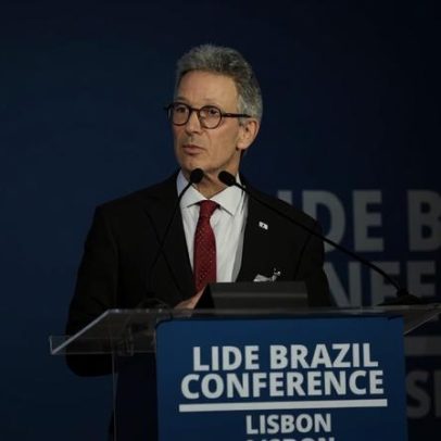 Zema nega ser vice de Flávio Bolsonaro e segue como pré-candidato