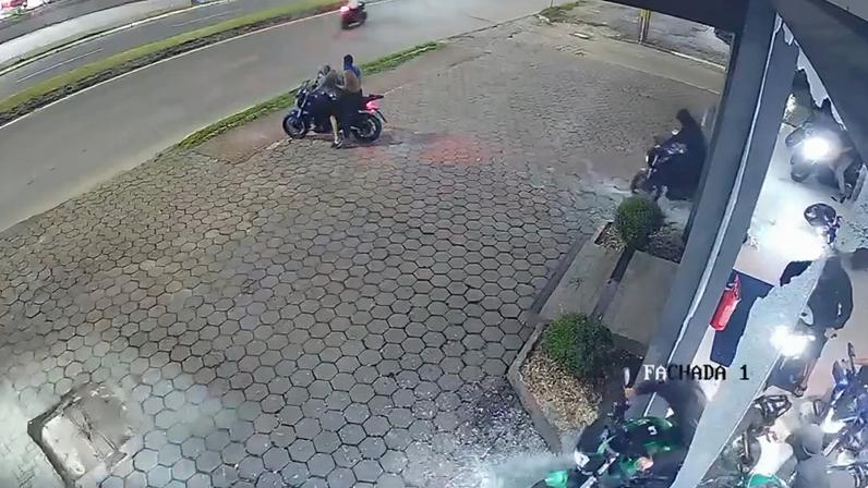 Ladrões invadem concessionária e fogem com 12 motos furtadas