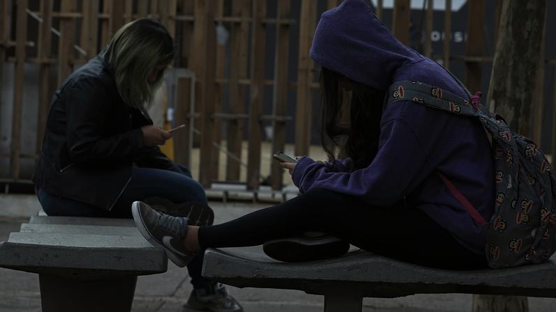 Uso contínuo de celular com a cabeça inclinada para baixo pode gerar problemas na cervical.