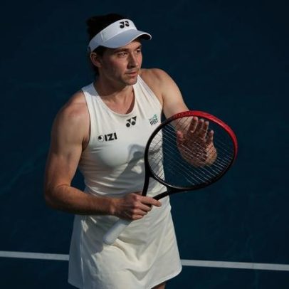 Rybakina se mantém no top 10 e vence estreia sem sustos