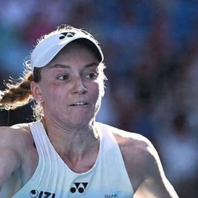 Rybakina vence Mertens e encerra jejum de quartas em Grand Slam