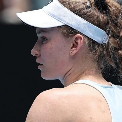 Rybakina vence e adia sonho de Grand Slam de Iga