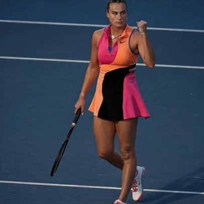 Sabalenka vence na estreia e busca 3º título no Australian Open