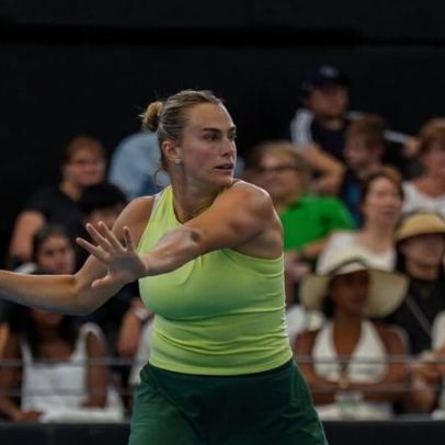 Sabalenka vence 11 games seguidos em estreia de 48 minutos