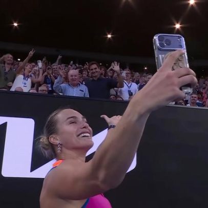 Sabalenka vence Federer e Rod Laver após vitória firme